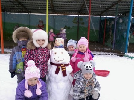 Снеговик ждет детей